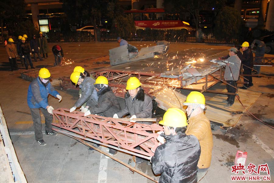 工人們揮動(dòng)鐵錘，加快拆除進(jìn)度。