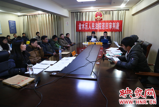 12月2日上午9點(diǎn)，鄭州市金水區(qū)法院將法庭搬到了經(jīng)八路辦事處，并案審理了這6起勞務(wù)糾紛案件。