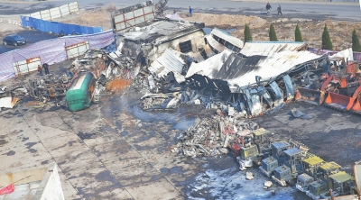 事故汽車站內(nèi),不少車輛被燒得面目全非。