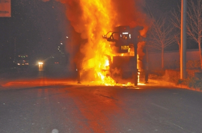 火勢(shì)異常兇猛,消防官兵都無(wú)法靠近。