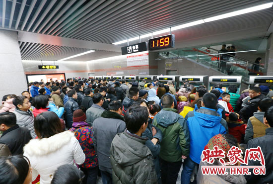 地鐵開通首日，上午十一點(diǎn)五十九分，紫荊山地鐵站售票機(jī)前擠滿了買票的市民。