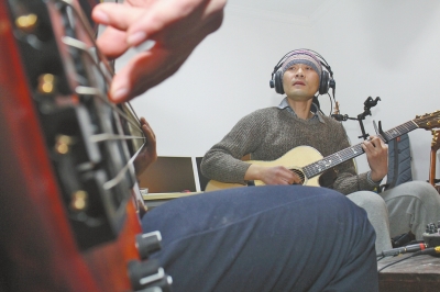 抱著吉他撥弄琴弦，子芙唱著自己的音樂。