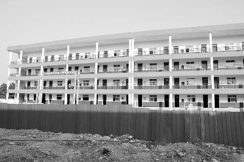 被平移的教學(xué)樓有四層，總重達(dá)6000多噸