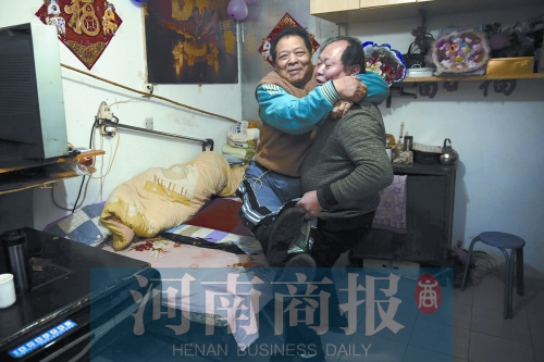 2015年1月15日，老鄰居抱起180斤重的高新海去坐三輪車，準(zhǔn)備出去轉(zhuǎn)轉(zhuǎn)