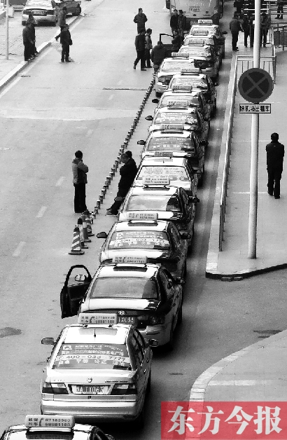 機(jī)場(chǎng)出租車等客區(qū)，停放的大部分都是藍(lán)色出租車