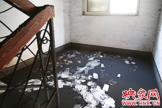 一樓到六樓的樓道內(nèi)都是黑色的煙塵。