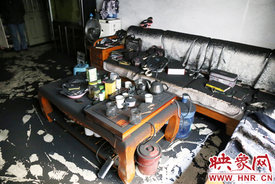 一樓住戶的家中到處都是黑煙灰兒，無法居住。