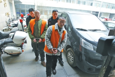 倆刑釋男子，冒充“富二代”，微信搜附近的人，專搶出入娛樂場(chǎng)所女性