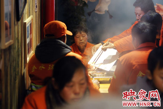 鄭州黃河路衛(wèi)生路附近一家火鍋店，宴請(qǐng)130名環(huán)衛(wèi)工人吃火鍋。