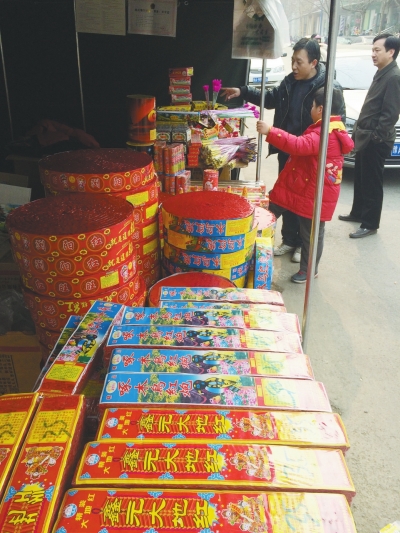 一家鞭炮攤兒前，只有少數(shù)人駐足購(gòu)買(mǎi)。