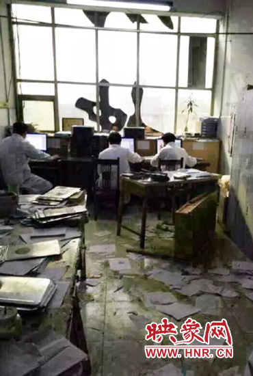 醫(yī)院辦公室內(nèi)病人病歷被扔了一地。（圖片來(lái)自網(wǎng)絡(luò)）