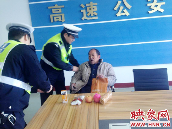 民警將老人帶回駐地。