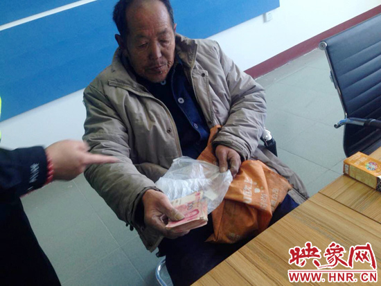 在把老人帶回駐地后，老人竟又從身上掏出幾千元現(xiàn)金要塞給民警。