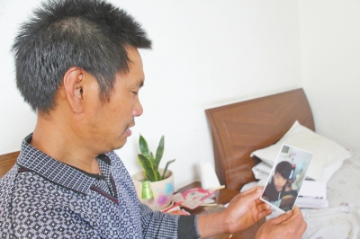 46歲的山村農(nóng)民祁振崗在失去兒子的同時，又陷入了“沒錢帶兒子回家”的揪心之痛中。