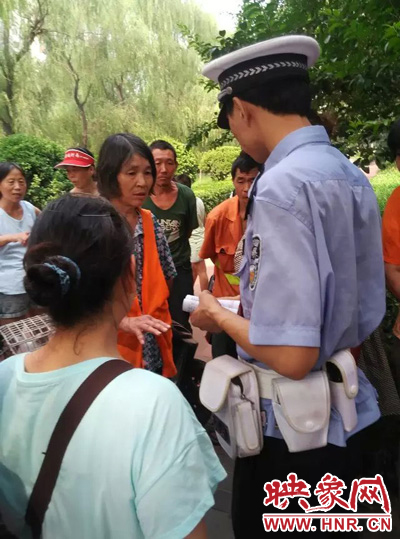 令人憤怒的是，這名老太太竟然報(bào)警說(shuō)“她被環(huán)衛(wèi)工打了”