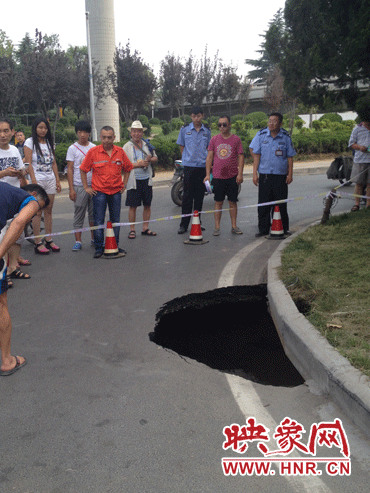 市民調(diào)侃這次塌陷難道是天太熱？