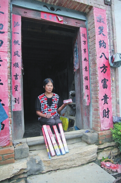 村民楊女士買來閃光雷、爆竹防衛(wèi)