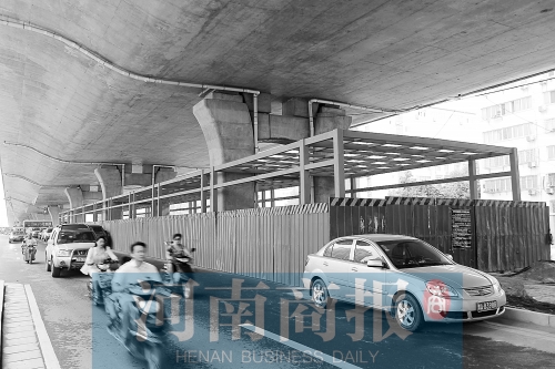 建設(shè)中的隴海路快速公交站臺，這條線路或取名B5