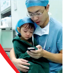 對(duì)于網(wǎng)友的點(diǎn)贊，石醫(yī)生說(shuō)，是孩子太可愛(ài)了，所以照片才得到這么多贊美。圖片來(lái)自網(wǎng)絡(luò)。