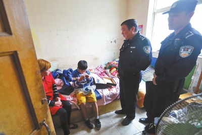 民警將小寶帶到他母親（紅衣女子）的住處，小寶拿出新鞋玩了起來(lái)。