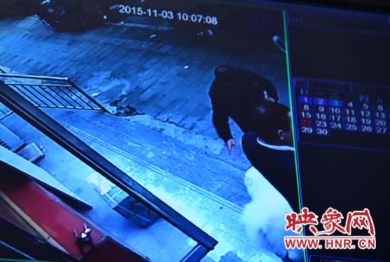 監(jiān)控錄像顯示，男子走向皮皮，將其拐走。