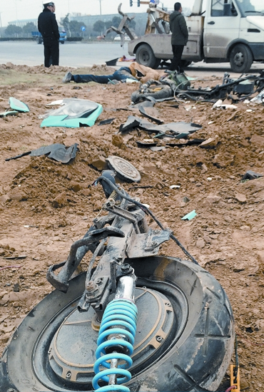 現(xiàn)場散落大量電動車碎片，車輪已完全脫離車體，可見當(dāng)時車禍的慘烈程度