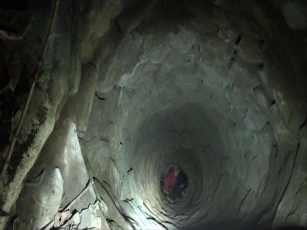 險！女子凌晨墜入15米深井 命懸一線