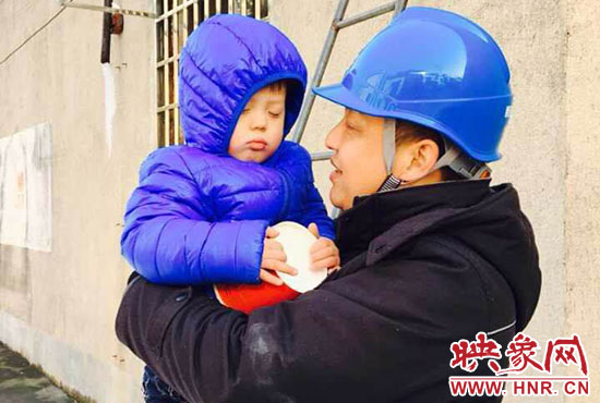 電工抱起孩子時，孩子還在睡。