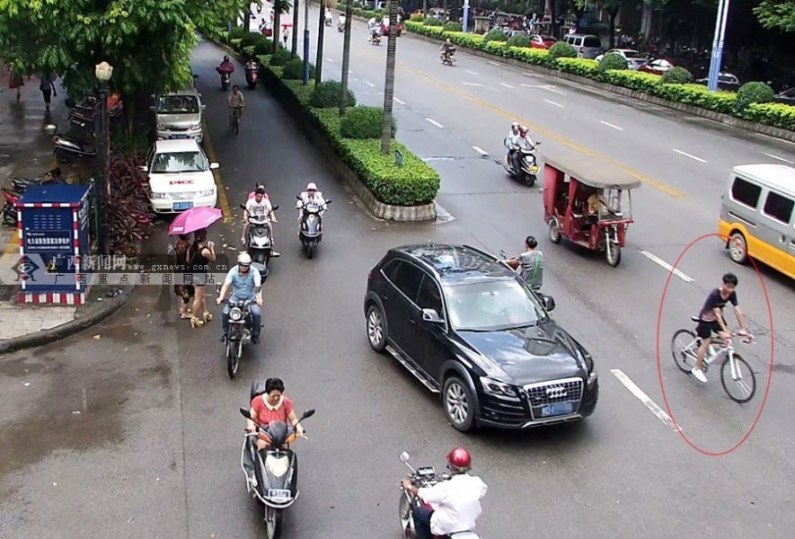 圖為肇事者撞人后逃逸。