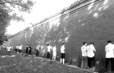 網(wǎng)友上傳的“北馬”選手集體“尿紅墻”圖片。