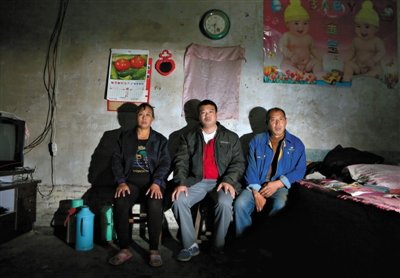 10月18日，自鋸病腿的鄭艷良所在的保定市清苑縣東臧村，有多家農(nóng)戶大病難醫(yī)，村民王新建（中）得了白血