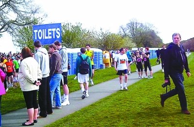 北京馬拉松“尿紅墻” 集體噓噓是傳統(tǒng)？