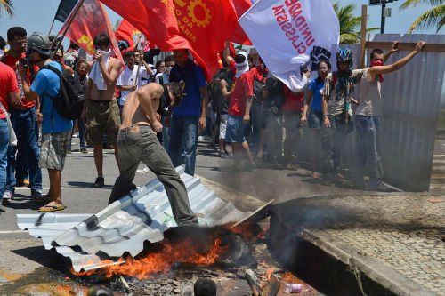 當(dāng)?shù)貢r間10月21日，巴西里約熱內(nèi)盧近海一座油田舉行開采權(quán)競標(biāo)，引發(fā)示威者抗議，與負(fù)責(zé)安保的大量配槍巡邏士兵發(fā)生沖突。 CFP