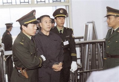 2000年9月30日，河南商丘，胡萬(wàn)林被法警押上法庭。