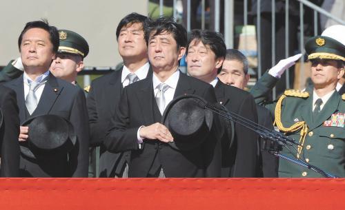 　27日上午，日本首相安倍晉三在琦玉縣的自衛(wèi)隊(duì)朝霞訓(xùn)練場出席陸上自衛(wèi)隊(duì)年度閱兵式