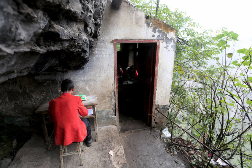 左邊是絕壁，右邊是懸崖，這樣一個讓人“倒吸涼氣”的地方，卻是袁老師的“辦公室”。