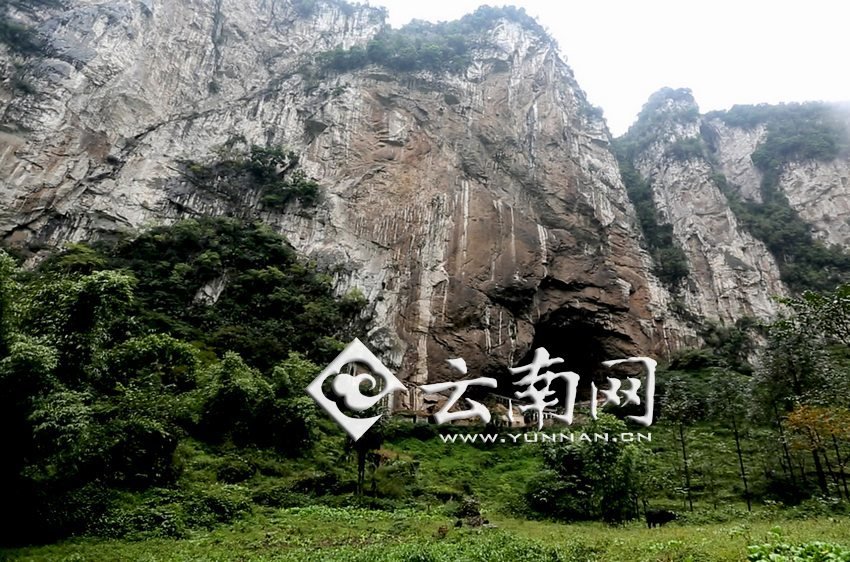 大鍋圈小學(xué)就建在這樣一個懸崖絕壁邊上。