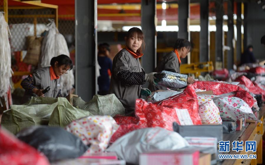 11月11日，一家快遞公司的工作人員正在分揀快件。