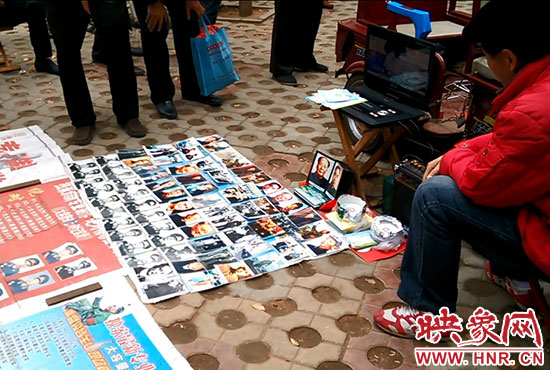 這位攤主自稱“掌握很多國家領(lǐng)導人的獨家機密” 這位攤主自稱“掌握很多國家領(lǐng)導人的獨家機密”