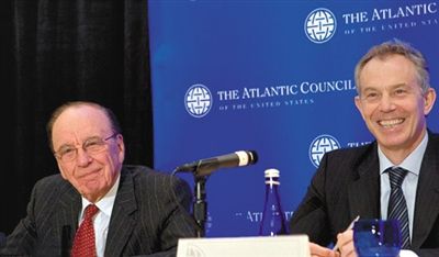 2008年，布萊爾與默多克在美國參加一國際會議。