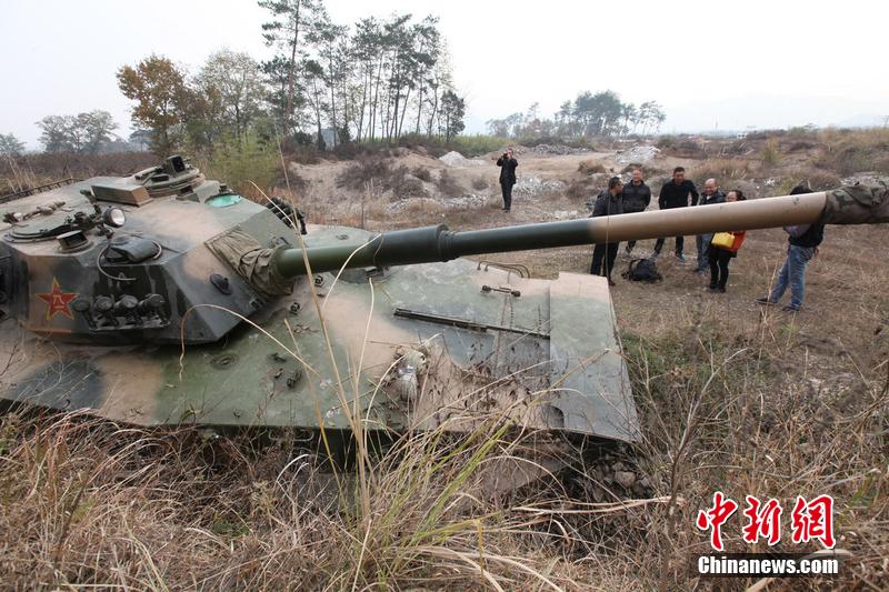 12月4日，浙江臺州，人們在坦克前圍觀。