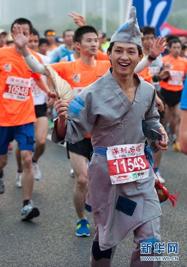 12月8日，一名選手身著“濟(jì)公”服裝參加比賽。