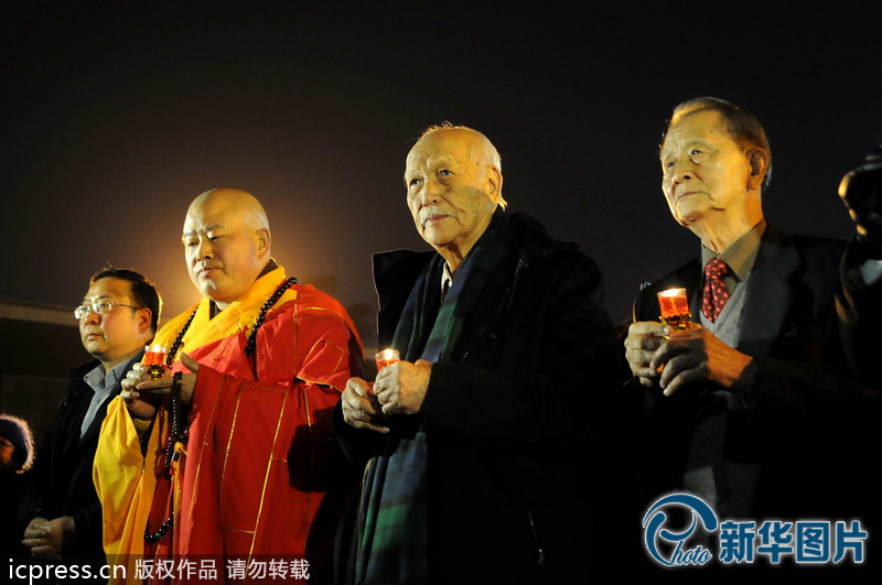 “為南京大屠殺遇難者守靈儀式暨和平燭光祭”活動在侵華日軍南京大屠殺遇難同胞紀念館祭場舉行。