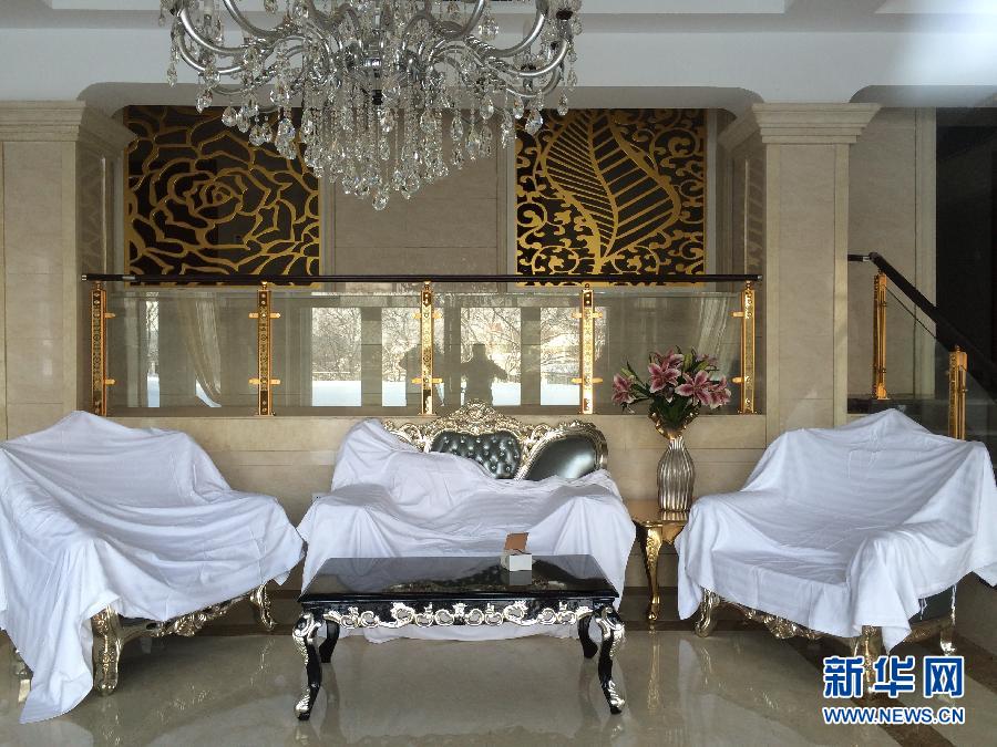 鏡泊湖畔麗日山莊里的豪華沙發(fā)（2013年12月9日攝）。新華社記者程子龍攝