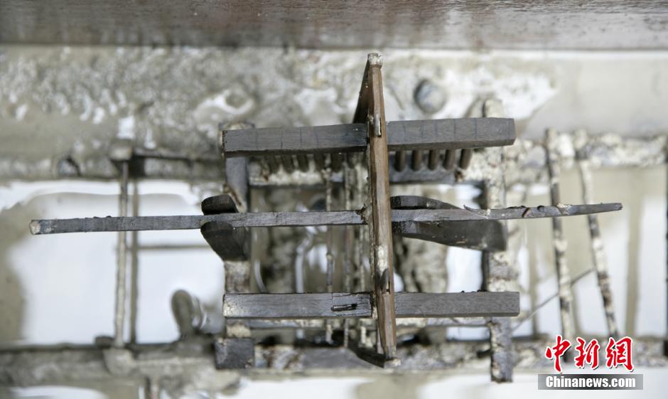 圖為蜀錦織機(jī)仿真蜀錦織機(jī)，為我國唯一有出土單位、完整保存的織機(jī)模型。