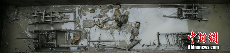 圖為考古現(xiàn)場(chǎng)發(fā)現(xiàn)保存完整的織機(jī)模型。