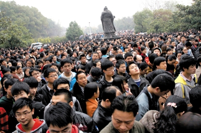 去年3月16日，武漢華中科技大學(xué)，“北約”、“華約”、“卓越”聯(lián)盟自主招生選拔考試湖北考點(diǎn)，考生等待進(jìn)場。 圖/CFP