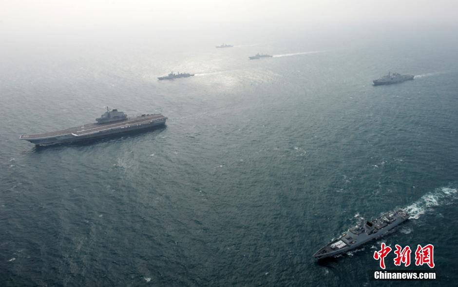 圖為遼寧艦與水面艦艇進(jìn)行協(xié)同訓(xùn)練。中新社發(fā) 胡鍇冰 攝