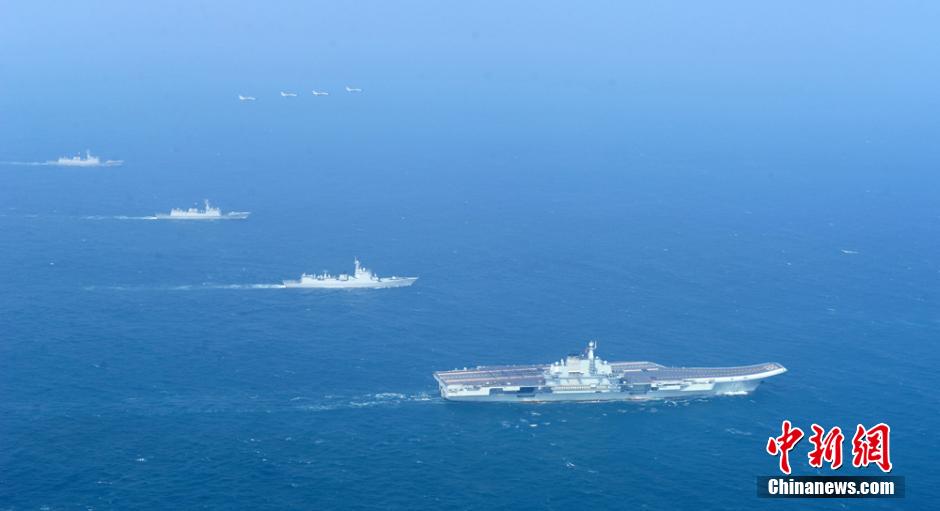 圖為遼寧艦與水面艦艇、飛機(jī)進(jìn)行協(xié)同訓(xùn)練。中新社發(fā) 胡鍇冰 攝