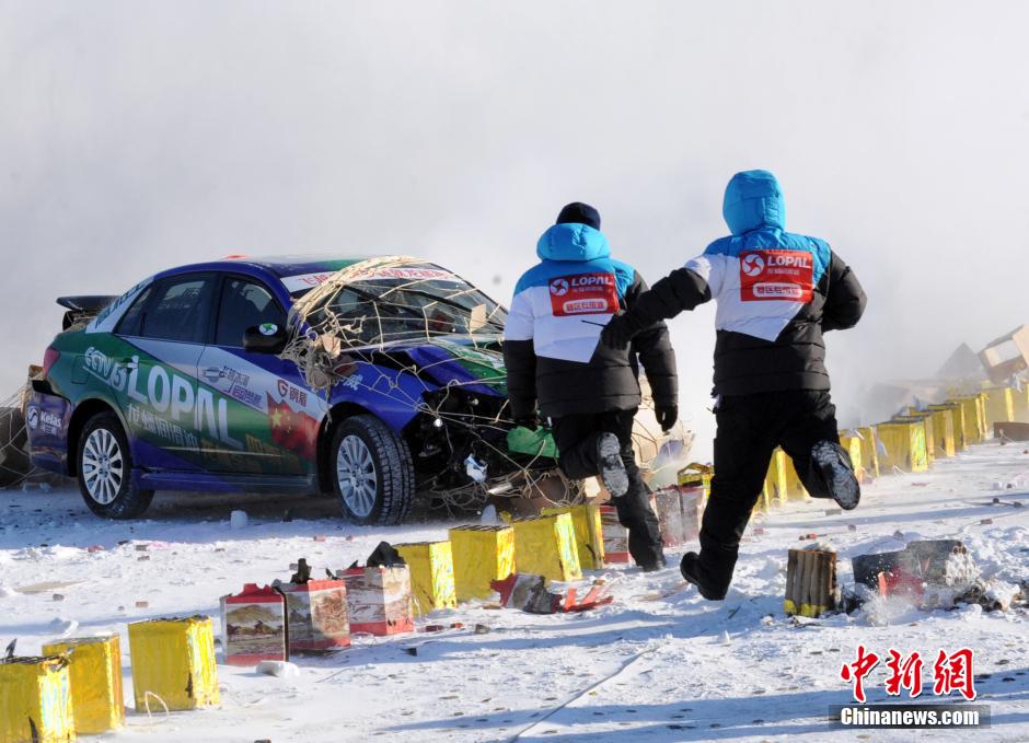 謝雨均駕駛賽車在黑龍江黑河段飛越冰河。中新社發(fā) 邱齊龍 攝